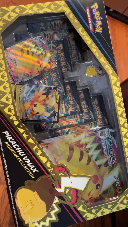 Pikachu VMAX Premium Collection - Crown Zenith